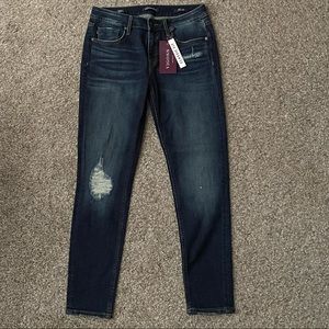 Dark wash skinny jean size 28 waist NWT